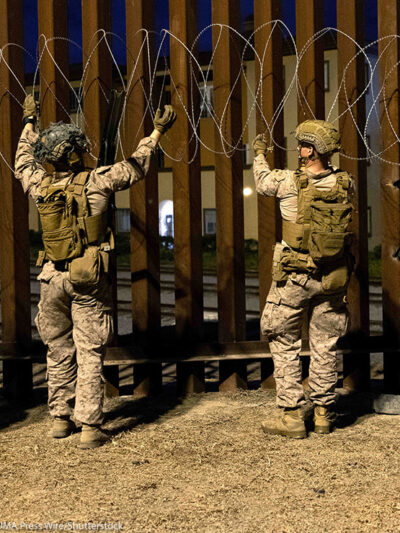 Vastas franjas de terreno público ahora son tratadas como bases militares, restringiendo acceso, difuminando la línea entre fuerzas del orden público y las fuerzas armadas.
