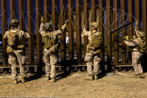 Vastas franjas de terreno público ahora son tratadas como bases militares, restringiendo acceso, difuminando la línea entre fuerzas del orden público y las fuerzas armadas.